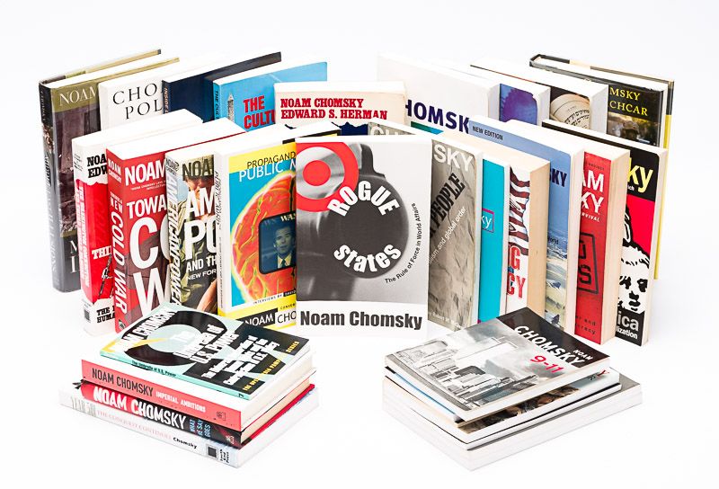 Chomsky, Collection of 40 (forty !) signed books by Chomsky, focusing on hi